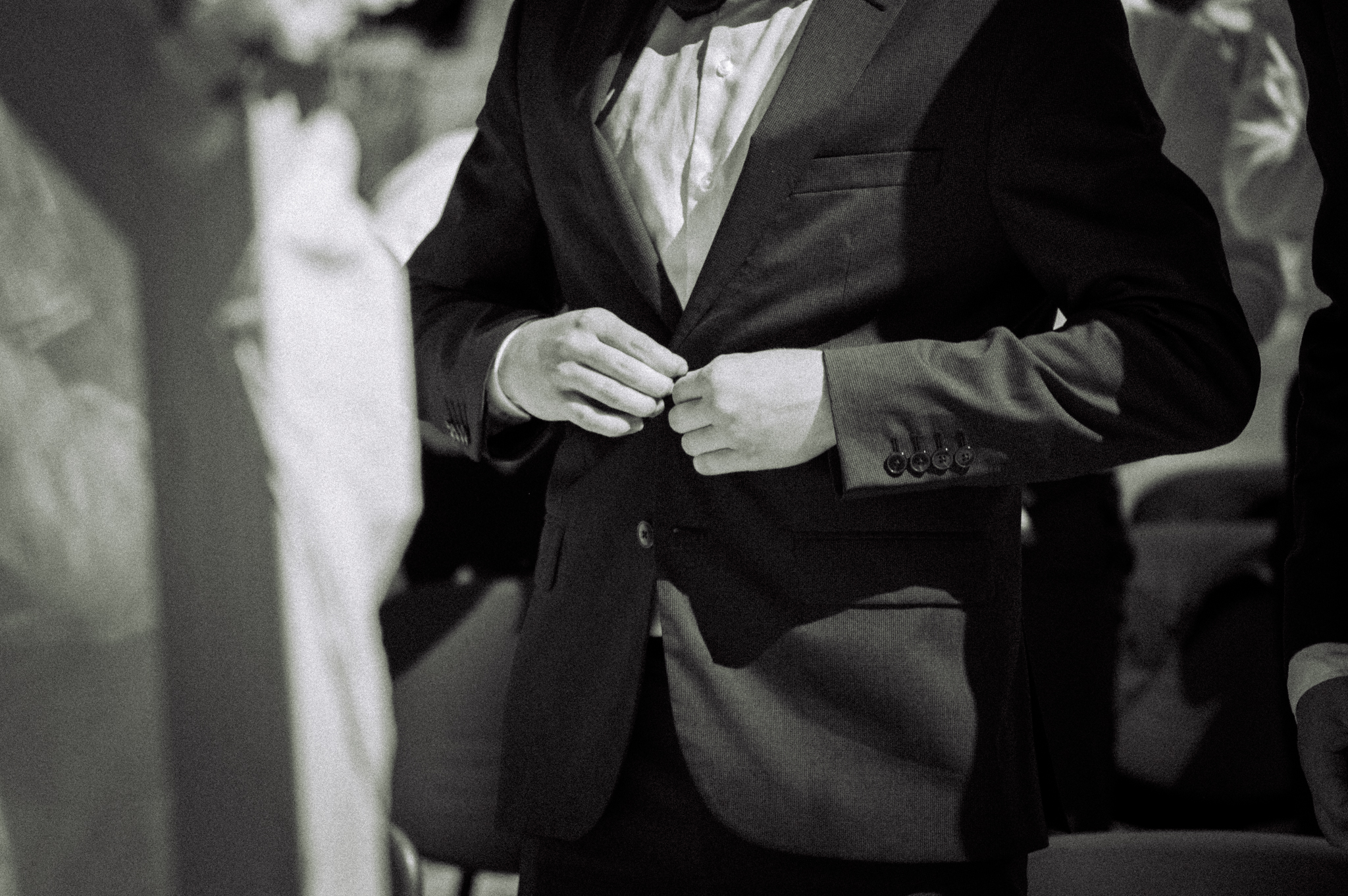 Détail du costume du marié - photographie Ancrage Studio